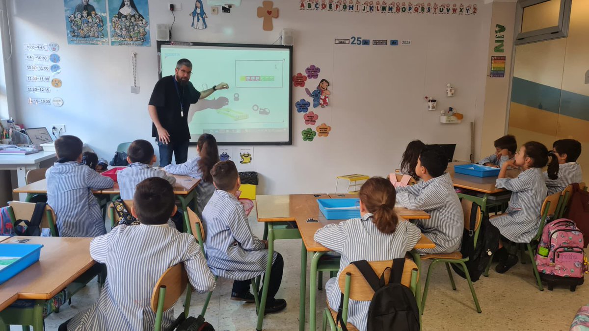 ClaretianasOvi's tweet image. Hoy disfrutamos de una demostración de la actividad @Robotix_educa! Apúntate en el siguiente enlace a cualquiera de nuestras extraescolares forms.office.com/e/wgXeLU7wv5