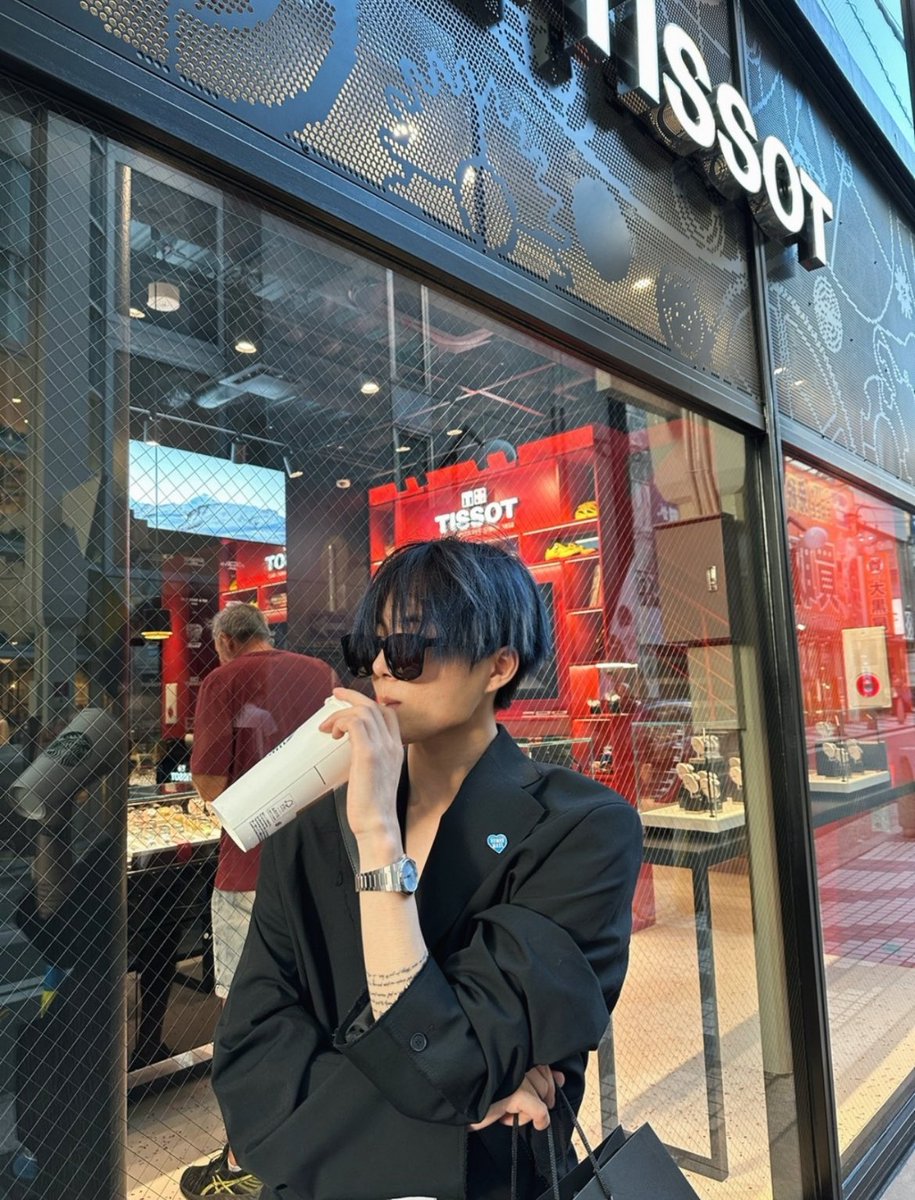 vahnaddict's tweet photo. please, black suits him so well! 😫 https://t.co/lvPcTrHgaj