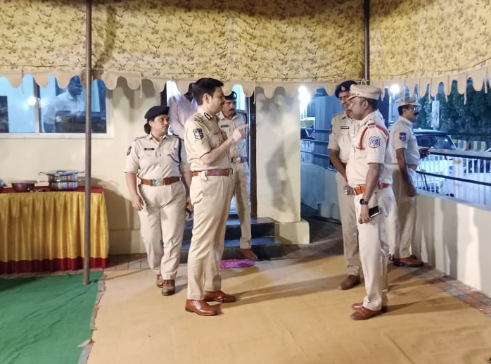 MalkajgiriCop's tweet photo. #CP_RCK Sri.#DS_Chauhan_IPS along with @DCPLBNagar,#ADCP_LBNagar,@AcpLbNagar& #SHO @Saroornagarps visited SaroornagarTank, reviewed the #SecurityArrangements on the stretch in view of #GaneshVisarjan & gave instructions to the staff to ensure No inconvenience caused to devotees. https://t.co/fjehH399SR