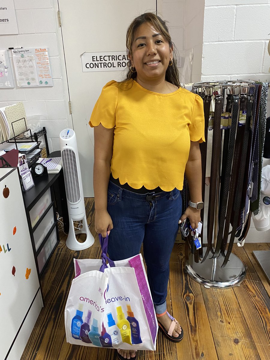 HoustonThreads's tweet photo. Starting the week off with a bag pick-up! The youth receives two tops, two bottoms, a hoodie, shoes, socks, and essentials all for FREE!
To learn more, visit our website: https://t.co/QvnUpUWWiX
#local #nonprofit #houstonthreads #love #SupportingOurYouth #vibe #LikeAndShare https://t.co/aa6R6f2gxs