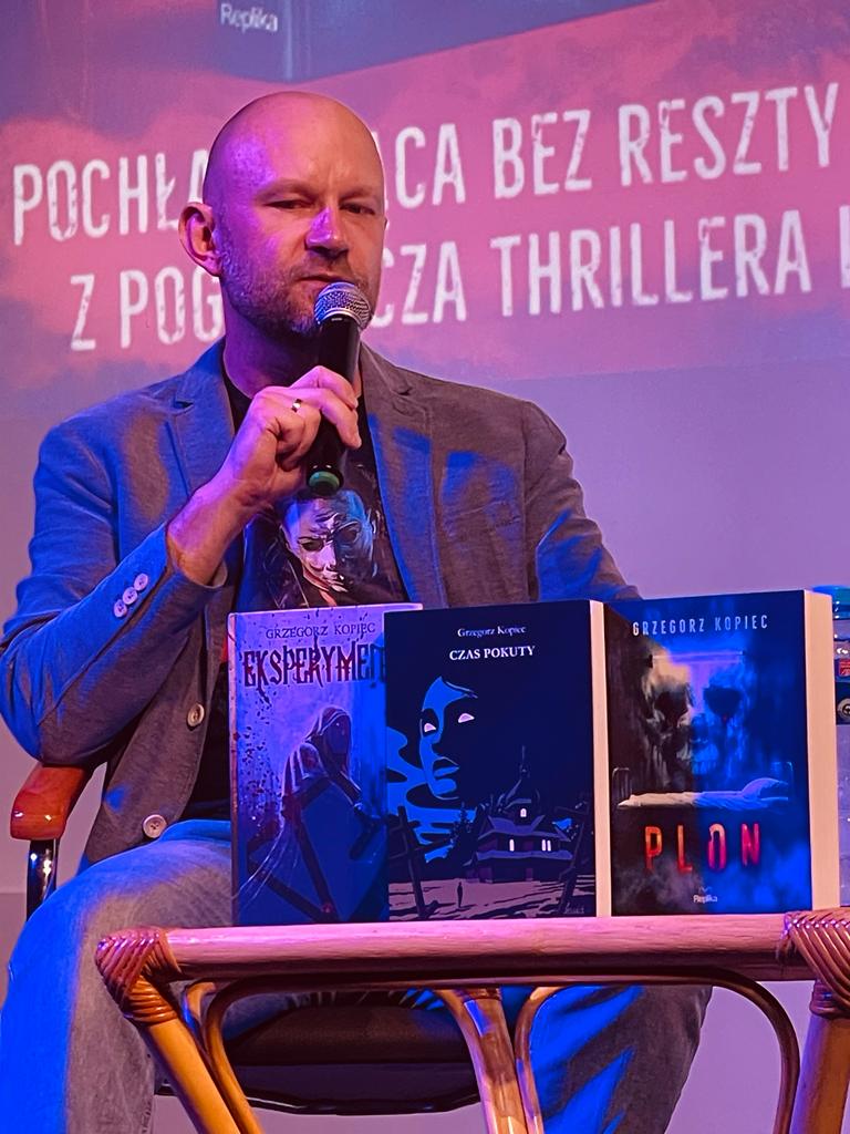 GrzegorzKopiec's tweet image. Cykl wrześniowych spotkań promujących #PLON zakończyłem w #RudaSlaska, w wyjątkowym i bardzo pięknym miejscu, jakim jest #StacjaBiblioteka - jeśli jeszcze tu nie byliście, musicie to nadrobić. Jest… Magicznie!

Do zobaczenia w październiku np. na @grozownia Festival 😊