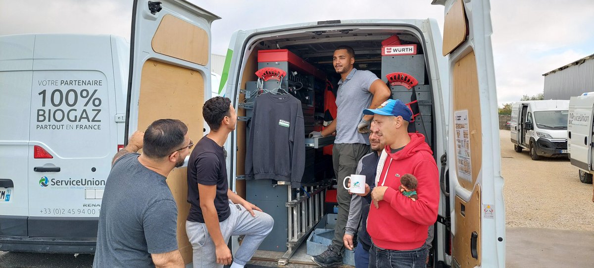 Le lundi matin, c'est LE moment où tous les techniciens se retrouvent, font le point et préparent leurs camions pour leur semaines d'intervention. J'ai pu discuter avec eux, ils sont hyper sympas!