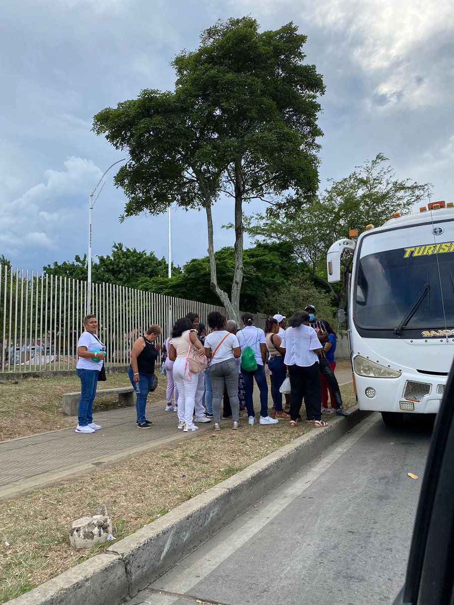 DiegoASantos's tweet photo. Saquen sus conclusiones. MinMinas paga de a 200 mil pesos por persona  para que vallunos asistan a una asamblea citada por el ministerio en Cali el domingo. Este funcionario les habla de tarifas y los invita a movilizarlos el 27. 

¿De dónde sale la plata? https://t.co/TgxvROSahq