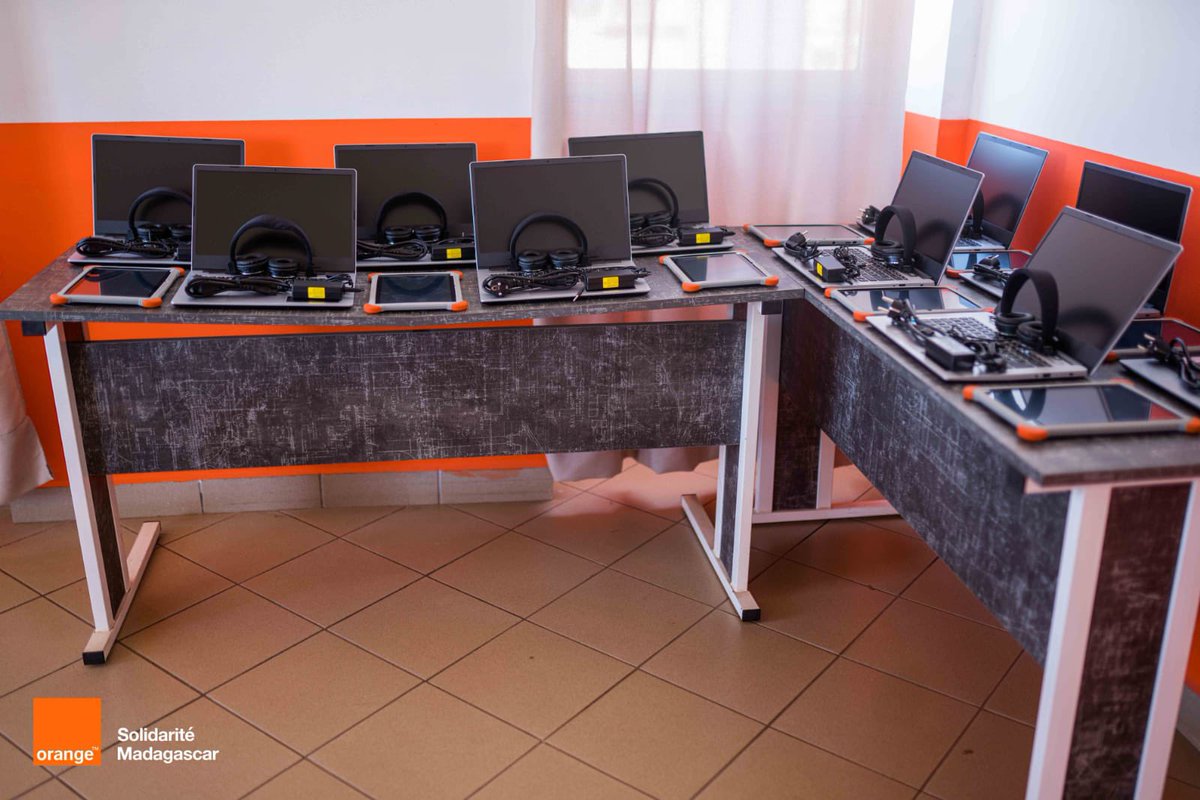 OSMadagascar's tweet photo. La déléguée Générale de la @FondationOrange, Françoise Cosson, et le Président d’@OSMadagascar, Benja Arson, ont inauguré ce jour la 43ème Maison Digitale pour les femmes déployée à Madagascar. La Maison Digitale Anosivavaka est déployée avec deux partenaires du Groupe Arke Up. https://t.co/bMbbM7QGd4