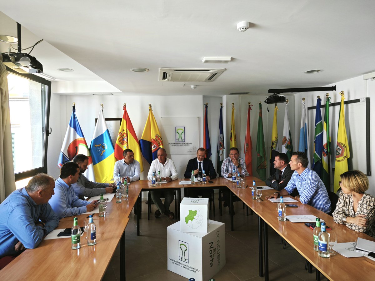 RadioArucas's tweet photo. #NorteGC Hoy se ha celebrado una reunión entre los alcaldes norteños y el Vicepresidente del Cabildo y Consejero de Obras Públicas e Infraestructuras, Arquitectura y Vivienda, Augusto Hidalgo, con el objetivo de analizar las posibilidades de mejora de la carretera GC-2. https://t.co/SC5NpGAn5L