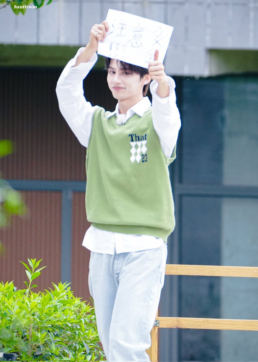 뒤에 장애물 있다고 조심하라고 해주고
비 온다고 걱정해주고
햇빛이 세서 따갑다고 걱정해주고
사람들 많으니까 조심하라고 종이에 적어서 보여주고
너가 한결같이 다정한데 내가 어떻게 너를 안 사랑해...