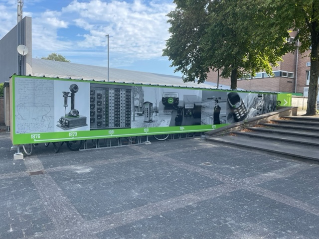 Het fietshok is een plaatje met gave beelden van de geschiedenis van de telefoon. Weer een mooi staaltje werk van De Jong Reclame!

#detelefooncentrale #alkmaar #kantoor #verhuur #events #vergaderen #flexwerken #coaching #entree #fietsenhok #geschiedenis #telefoon