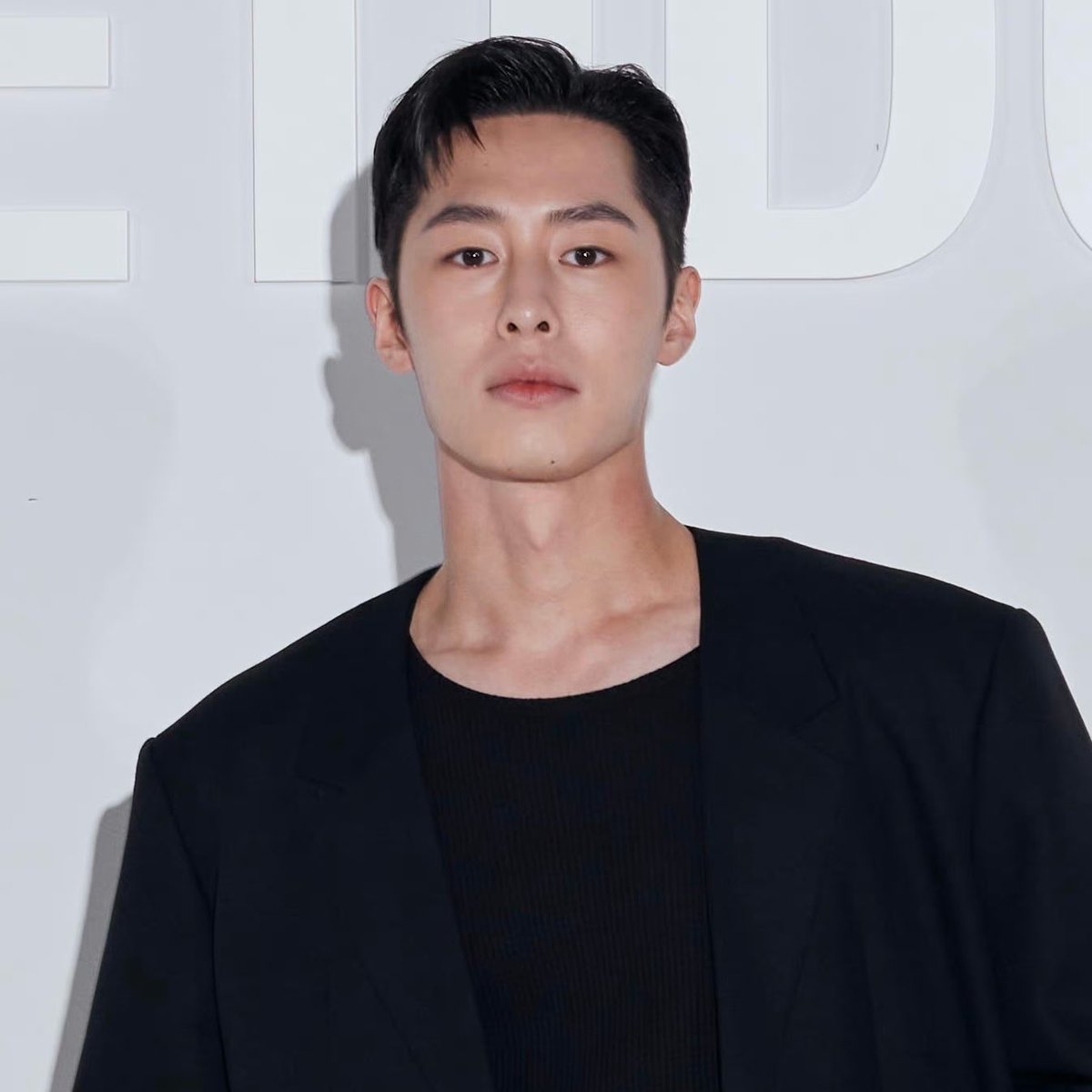 smileyhoper's tweet photo. This man #HanTaeOh is going to walk on Royal Road and put his friend #KangInHa on throne.
They are the Royal Roaders 👑

#이재욱 #LeeJaeWook 
#로얄로더 #RoyalRoader #Disneyplus #Disney+ https://t.co/yhCU223hyF