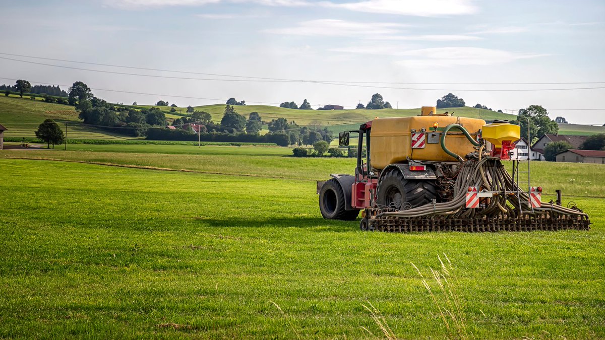 ADASGroup's tweet photo. Looking to reduce artificial #fertiliser use or make a switch to organic #manures, composts, biosolids, and digestate? 🚜🌱
Read our 5️⃣ top tips on how to maximise the value of nutrients from organic materials #OrganicSeptember
➡ https://t.co/fhrVBkRsVE https://t.co/d083zMKtds