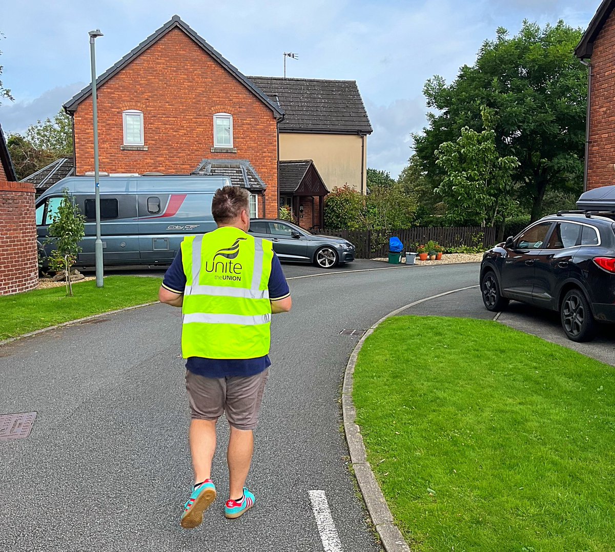 Today we’ve been out leafleting the streets of local <a href="/wrexhamcbc/">Wrexham Council</a> Councillors <a href="/WalesHemmings/">Frank Hemmings</a> <a href="/terryevans/">Cllr Terry Evans</a> &amp; Stella Matthews to highlight the truth to residents that the strike action can be resolved locally.

#CouncilStrikes
#Wrexham