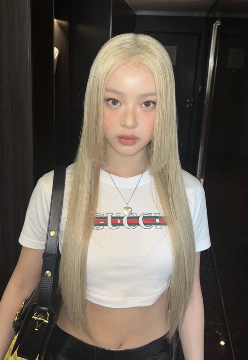 YJWHNP's tweet photo. gucci                                             prada https://t.co/ATQA1W1JMv