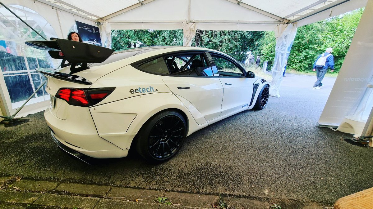 AlexanderKrem20's tweet photo. Tesla Tuning Extreme. Ausgestellt auf der Elektrischen Community in Hamm 2023. 500kg leichter, ohne Verkleidungen mit Überrollkäfig! #teslamodel3 #teslatuning #teslatuners #elektrischecommunity https://t.co/M7oXSzmquP