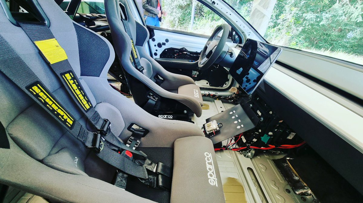 AlexanderKrem20's tweet photo. Tesla Tuning Extreme. Ausgestellt auf der Elektrischen Community in Hamm 2023. 500kg leichter, ohne Verkleidungen mit Überrollkäfig! #teslamodel3 #teslatuning #teslatuners #elektrischecommunity https://t.co/M7oXSzmquP