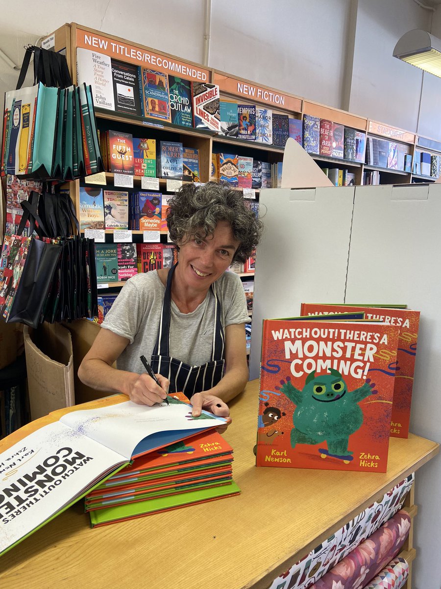 zehrahicks's tweet image. Watch Out! There’s A Monster Coming! returns to a bookshop window in London! Thanks so much for having me this morning @sheenbookshop There are plenty of signed copies to purchase just in time for Halloween month!  😈👺🎃👻💀 @AndersenPress @Karlwheel #signedbooks