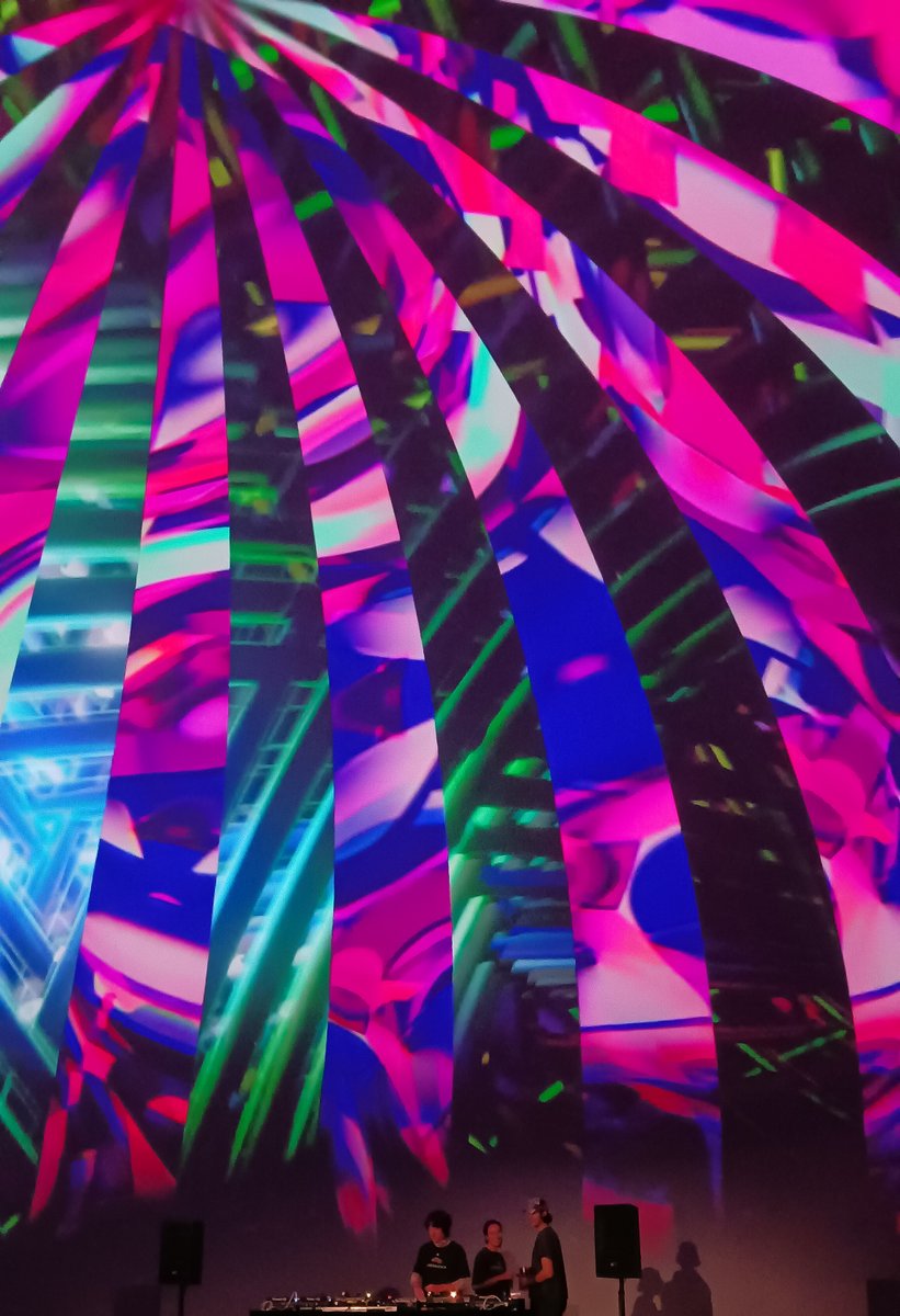 Société des arts technologiques [SAT] dôme!
ziryy_ &amp; Turtle__nex from Missed connections radio on the decks!
Moi sur les visuels

Photo par: Maxime Damecour