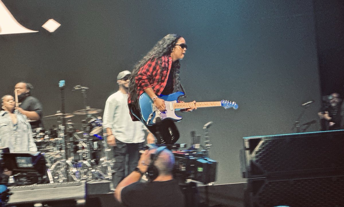 H.E.R at the Crossroads Guitar Festival yesterday.  She had the entire stadium crowd on its feet.  #crossroadsfestival #guitarist #vocalist #songwriter #grammywinner #rockandbluesmuse