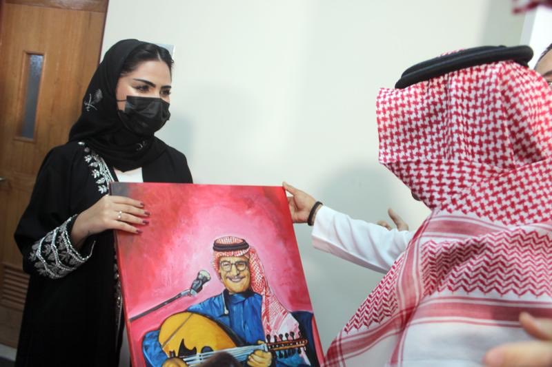 almaha010203's tweet photo. رسم وابداع ابنتي الفنانه التشكيليه نوف المحمود . الفنان رابح صقر في حفل تبوك https://t.co/Vr1svHz0QC
