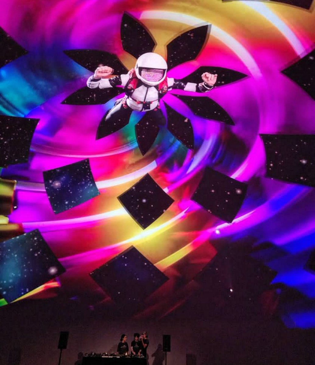 Ce fut un honneur pour VJ la satosphère hier soir!
Ce dôme est ssssso rad!!!
Merci <a href="/SATmontreal/">Société des arts technologiques</a> !

Photo par Guillaume Bourassa