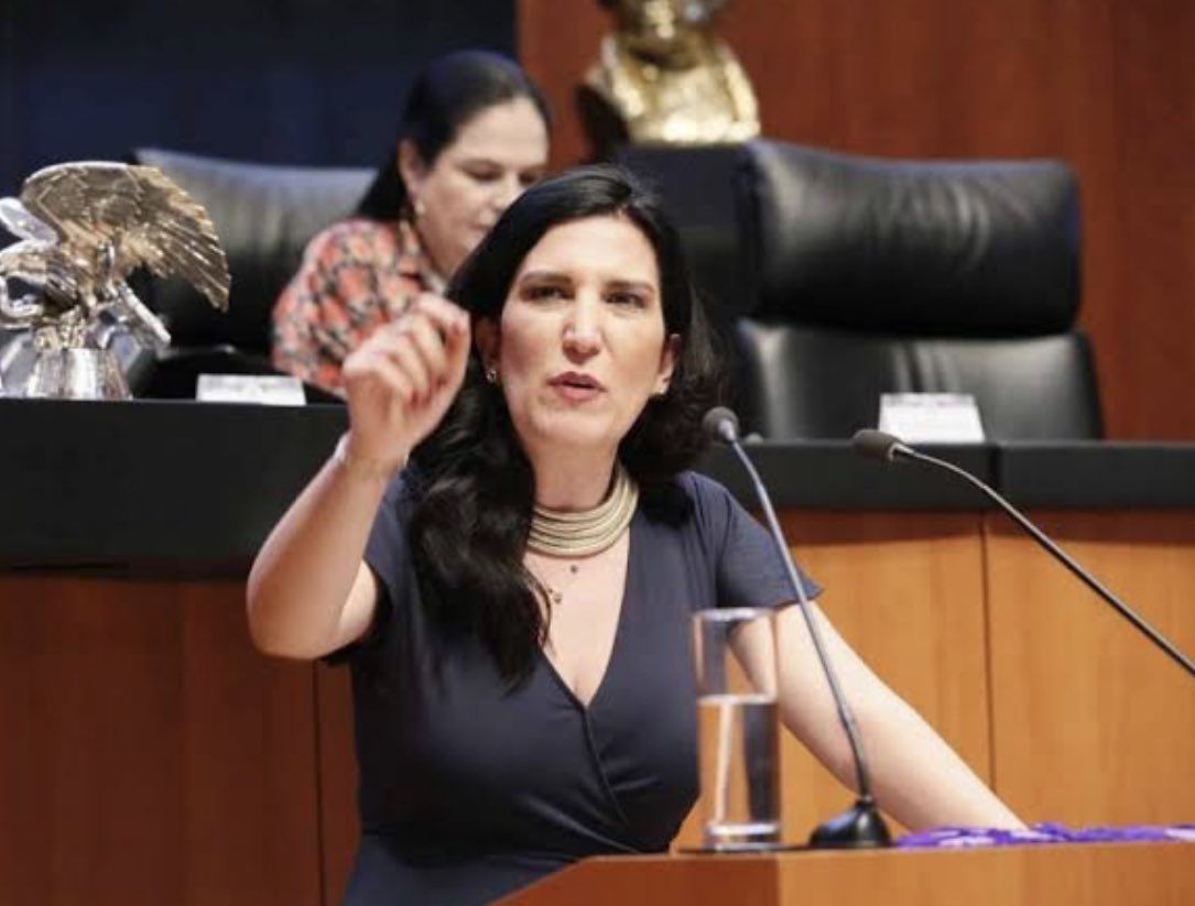 DesireeNavarro's tweet photo. ¿Quién te gustaría que fuera vocero de @XochitlGalvez durante su campaña? 
RT            Germán Martínez
Like         Kenia López Rabadán ¡Voten! https://t.co/XBM60UiXvj