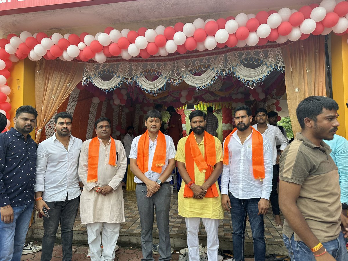 इंदौर नगर के शासकीय अटल बिहारी वाजपेयी कॉलेज में विघ्नहर्ता श्री गणेश जी की महाआरती में मुख्य आतिथ्य के रूप में सम्मिलित होकर भगवान का आशीर्वाद प्राप्त किया।

जय श्री गणेश 💐💐🚩
जय जबरेश्वर जय श्री राम 

#rajendrachoudhary #jabreshwarsena #ganeshji