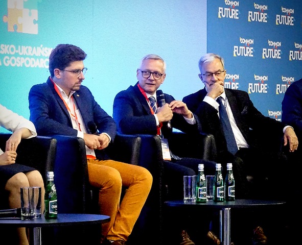 Krajowa Grupa Spożywcza S.A. (@kgs_pl) on Twitter photo 17 września 2023 r. Prezes KGS S.A. Marek Zagórski podczas Kongresu Odbudowy Ukrainy COMMON FUTURE w Poznaniu podzielił się swoją wizją współpracy pomiędzy Unią Europejską a Ukrainą w dziedzinie żywności. <a href="/MFIPR_GOV_PL/">Ministerstwo Funduszy i Polityki Regionalnej</a> 17 września 2023 r. Prezes KGS S.A. Marek Zagórski podczas Kongresu Odbudowy Ukrainy COMMON FUTURE w Poznaniu podzielił się swoją wizją współpracy pomiędzy Unią Europejską a Ukrainą w dziedzinie żywności. <a href="/MFIPR_GOV_PL/">Ministerstwo Funduszy i Polityki Regionalnej</a>