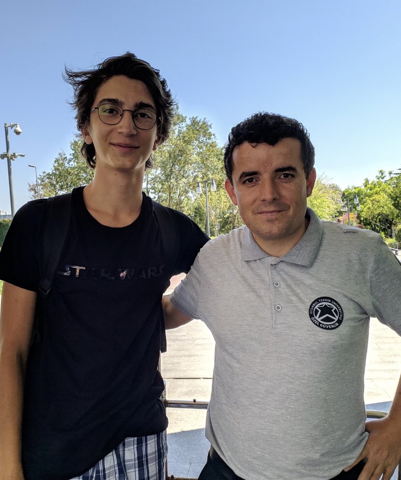 cicibebepaketi's tweet photo. konudan bağımsız 2019da itüye ilk girdiğimde güvenlik abiyle hatıra olsun diye fotoğraf çekilmiştim 3 yıl sonra maçka kampüsünde tekrardan gördüm, abi beni hatırladın mı dedim, evet dedi bu fotoğrafı gösterdim, benle şu zamana kadar hiç kimse fotoğraf çekilmemişti dedi  :/ https://t.co/xCbOdqlD1u