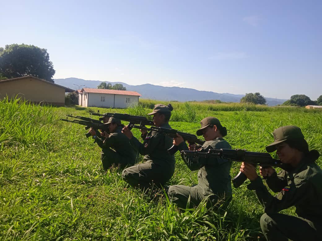 📢 #Entérate || Desde las instalaciones de esta casa de estudios, se llevó a cabo ejercicio de tiro reducido, a fin de continuar con el entrenamiento de nuestro personal profesional y tropa alistada. 
#ElBetaEsLaPazConMaduro #ArmaMaestra #FANB #ConMiEjércitoVenceremos #25Sep