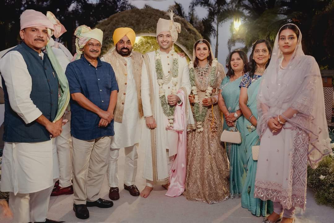 AapKamil's tweet photo. Best wishes from the AAP family to our MP Raghav Chadha &amp; Parineeti Chopra for the new beginnings ❤️

Wishing you both a lifetime of love and happiness. 💑🎉

#RaghavParineetiKiShaadi #RaghavChadha #ParineetiChopra https://t.co/7W73t1MWzW