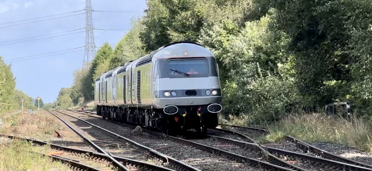 PlatformEdge1's tweet image. Quadruple RailAdventure HSTs!

Here are 4 RailAdventure HSTs approaching Rowley Regis heading to Kidderminster S.V.R from Soho L.M.D #Class44 #HST