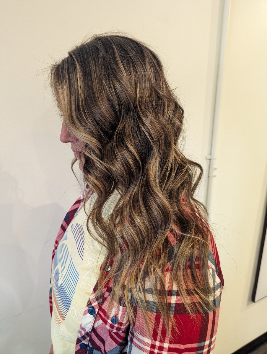 Baby lights and teasy lights are our favorite combination ☺️

By Britton

#babylights #teasylights #naturalbrunette #fallblonde #fallisinthehair #redkenshadeseq #redkenlightener #redkenready #wichitahair #wichitasalon #redkenelite #kansashairstylist