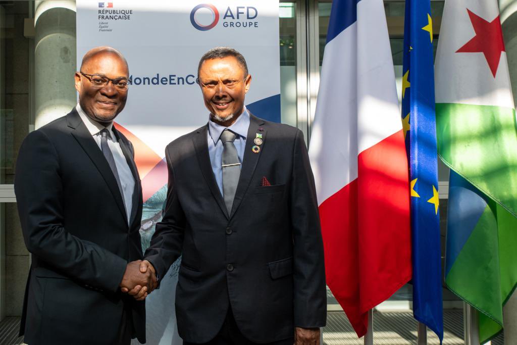 Rencontre à l’@AFD_France avec M. le Maire de Djibouti 🇩🇯 pour évoquer les sujets urbains si sensibles de la ville portuaire :adressage, marchés, démocratie locale, etc. autour desquels PROGOUV (8MEUR) travaille avec @expertisefrance Ville + verte et embellie=qualité de vie +++