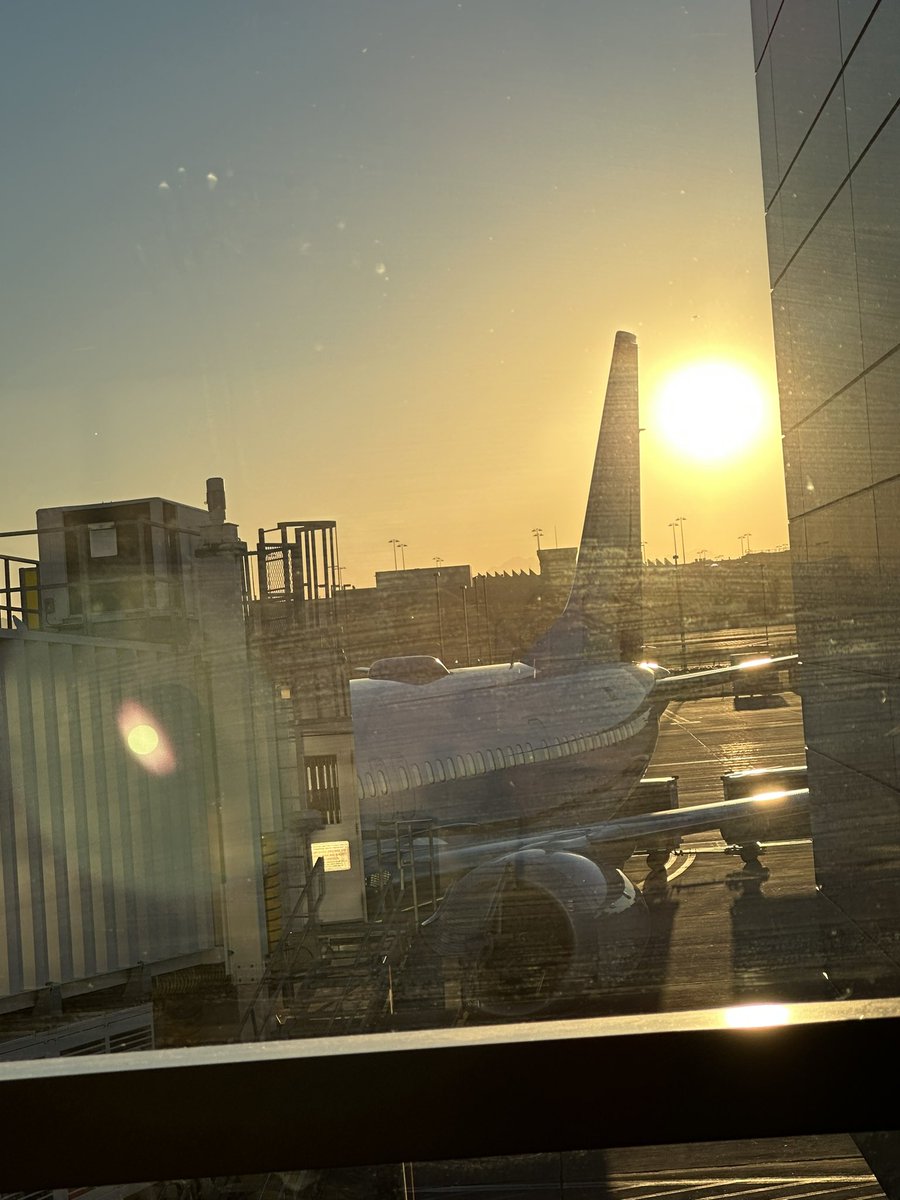 Sunrise flight on my way to #current23 🥱

What about #eventstreaming & #kafka are you most excited to learn about? 🤩
