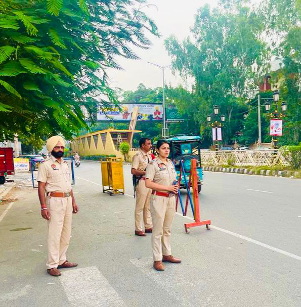 cpasr_pscivilin's tweet photo. In view of challenges concerning security, forces are kept vigilant on 24*7 Nakas so as to keep a keen check on miscreants/anti-social elements.
#vipduty
#amritsarpolicecommissionerate https://t.co/3fqgGPtHlg