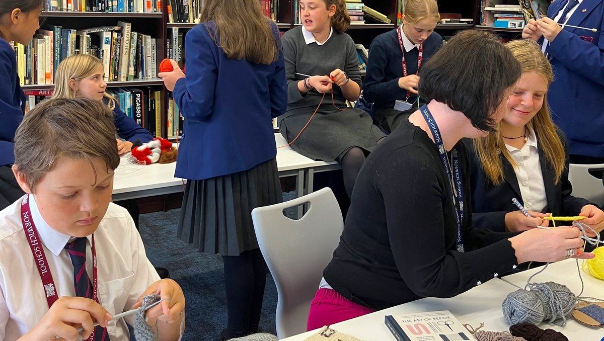 NorwichSchool's tweet photo. Last week saw the first meeting of Norwich School's Knitters and Stitchers club! 🧵
The club offers a space for pupils to learn creative and practical textile crafts, develop a new skill or practice their craft.
E24, Tue 13:10-13:50
#thevoiceofcreativity #oneschoolmanyvoices https://t.co/VGN5S9v8ym