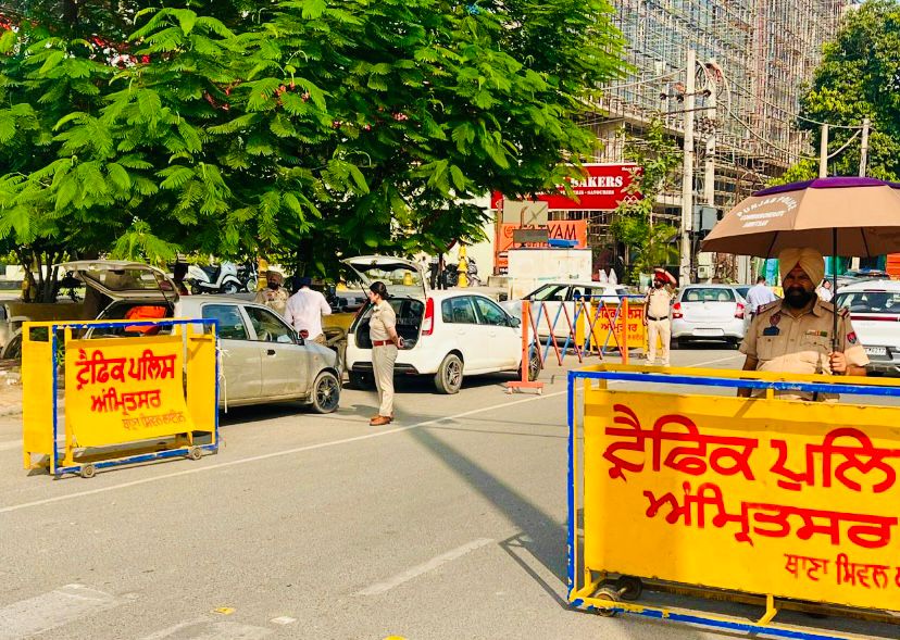 cpasr_pscivilin's tweet photo. In view of challenges concerning security, forces are kept vigilant on 24*7 Nakas so as to keep a keen check on miscreants/anti-social elements.
#vipduty
#amritsarpolicecommissionerate https://t.co/3fqgGPtHlg