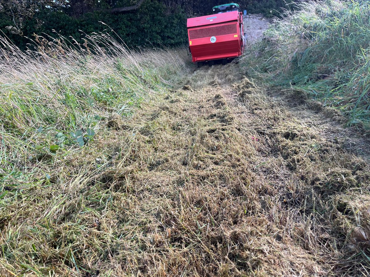 Breezy morning @dunbargolfclub letting us get another application of sand onto greens helping smooth surfaces off after last weeks fescue over-seeding work. Rough management also starting today @WiedenmannUK