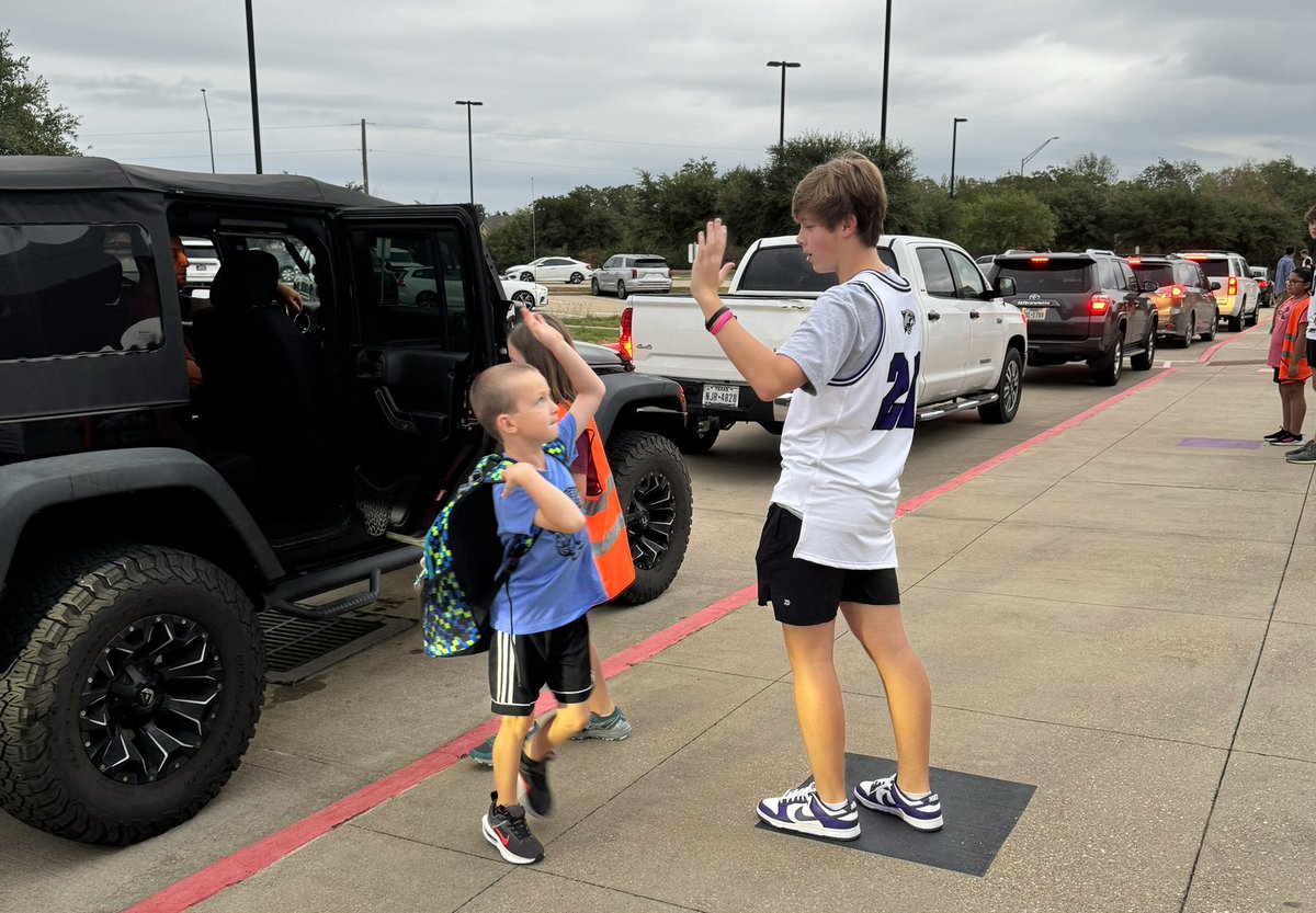 CSCougarHoops's tweet photo. Cougs stopped by Greens Prairie Elementary this morning to greet the Mustangs and deliver soda tabs for their fundraiser! #WTD https://t.co/sv85HvfCGh
