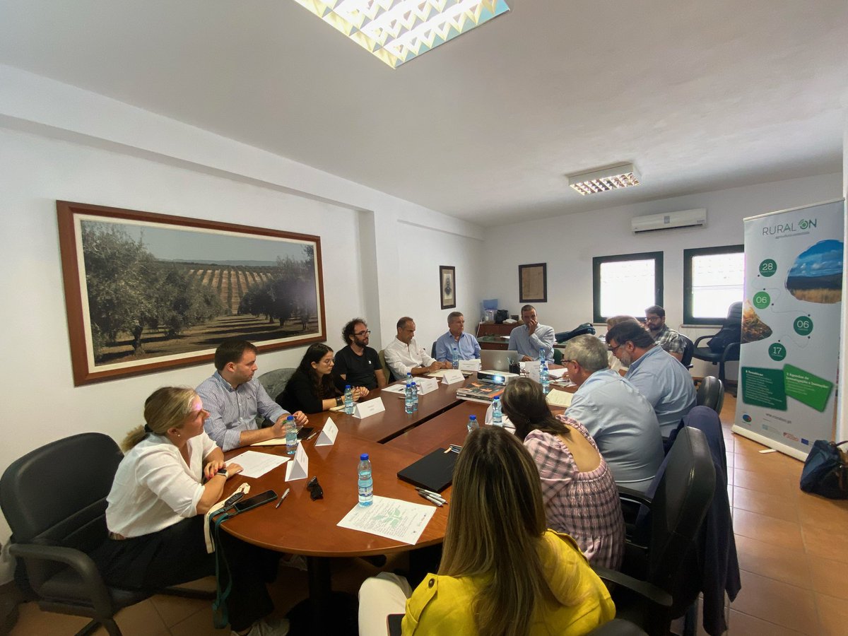 EBAlentejo's tweet photo. Começamos a semana com novidades! Os nossos colegas José Manuel Herrera e Inés Guise participaram na mesa redonda “O sector olivícola no contexto das alterações climáticas” partilhando resultados do nosso projecto Oleadapt.
#masslab
#oleadapt
#showcaseproject
#OlivaresVivos https://t.co/b2xG6WhAwe