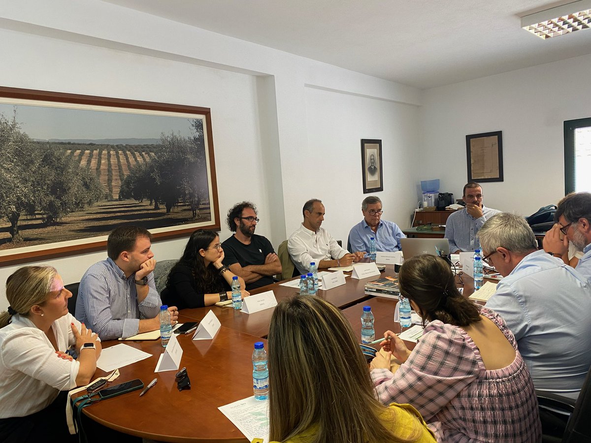 EBAlentejo's tweet photo. Começamos a semana com novidades! Os nossos colegas José Manuel Herrera e Inés Guise participaram na mesa redonda “O sector olivícola no contexto das alterações climáticas” partilhando resultados do nosso projecto Oleadapt.
#masslab
#oleadapt
#showcaseproject
#OlivaresVivos https://t.co/b2xG6WhAwe