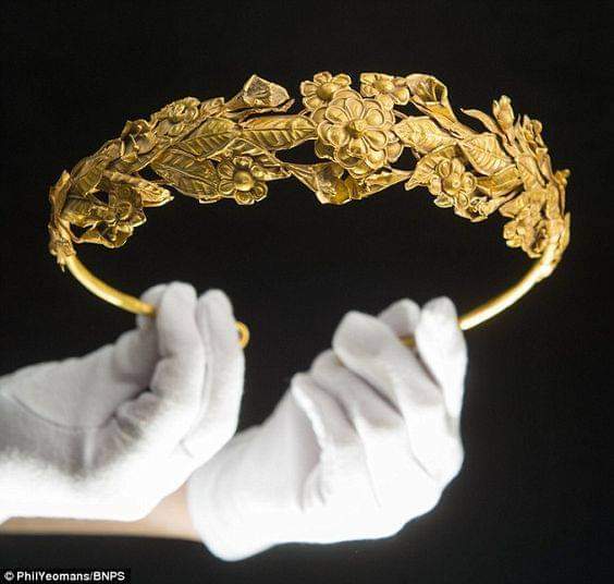 histories_arch's tweet photo. In 2020, an incredibly rare Greek Wreath (300 BC), was found in a worn cardboard box under the bed in a modest Somerset property in England.

#archaeohistories https://t.co/NsKrjYtH8D
