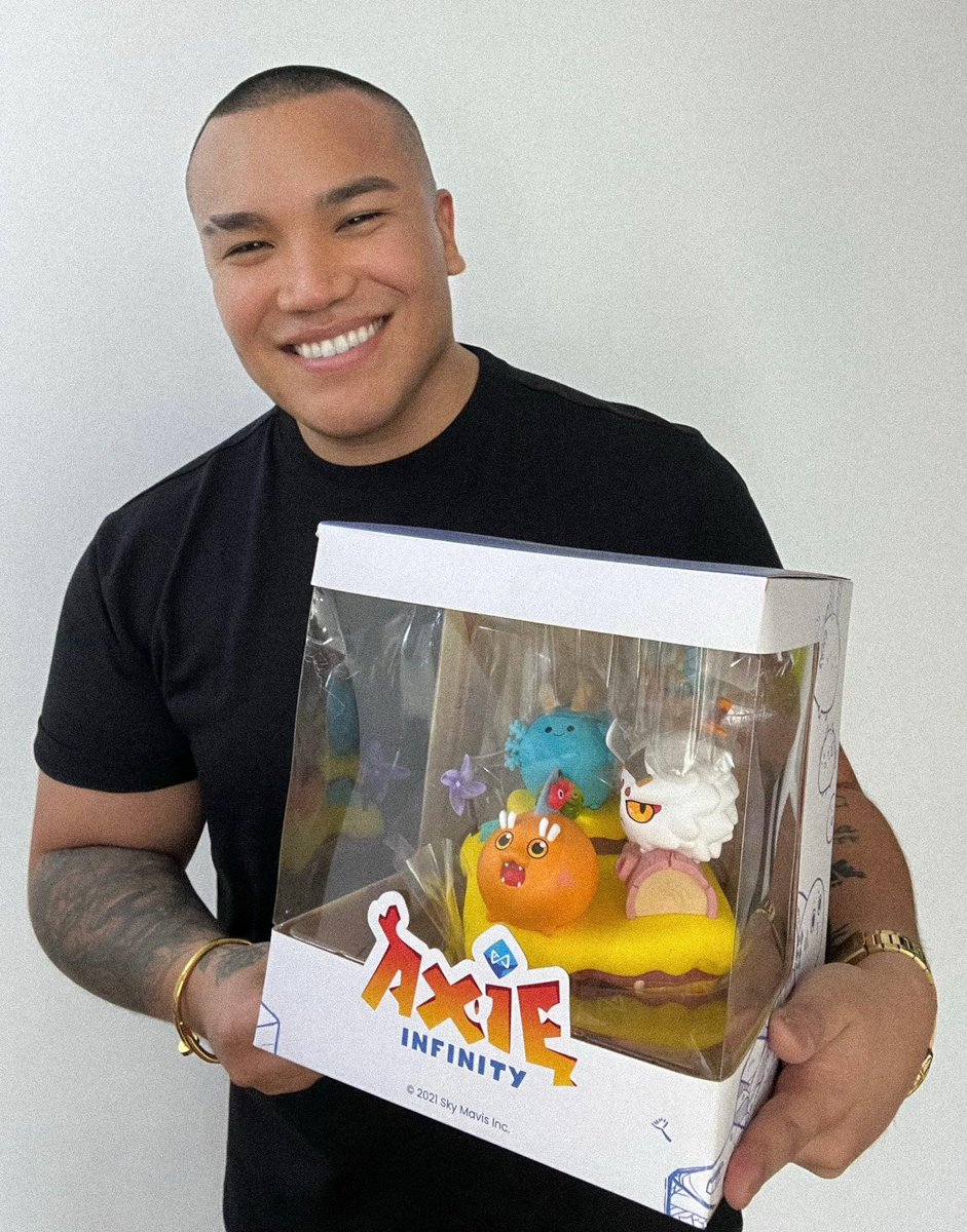 Lima_Kind's tweet image. Here's my #AxieMondaySelfie featuring my treasure: @AxieInfinity limited edition collectible figurine from the Mystic Party Barcelona #AxieCon ⚡️

Wishing all Lunacians a great start of the week! 🔥 Remember, every battle is an opportunity. Bring your best game forward! 💪