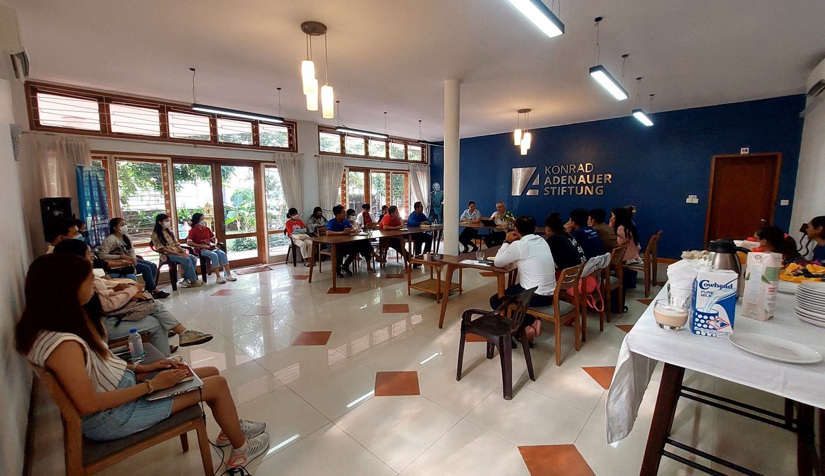 Politikoffee's tweet photo. The topic of #corruption was so attractive to women and youth at the #Politikoffee Weekly Forum last Sat 👏🏻 More verbal commitments and actual results should be produced by the 7th cabinet and other stakeholder to enhance public services, economic growth and more. https://t.co/SOTIQ656S0