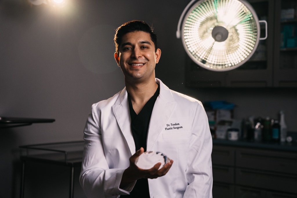 BostonFacialCtr's tweet photo. Meet expert breast surgeon, Dr. Vickram Tandon 🙌

Experience world-class care, tailored approaches, and a transformative breast augmentation that elevates your confidence.  💆‍♂️💎

Learn more: https://t.co/5KaAbkAZ8O

#FacialRejuvenationExpert #BostonCosmeticSurgeon #Boston https://t.co/yxnEnq8LRx