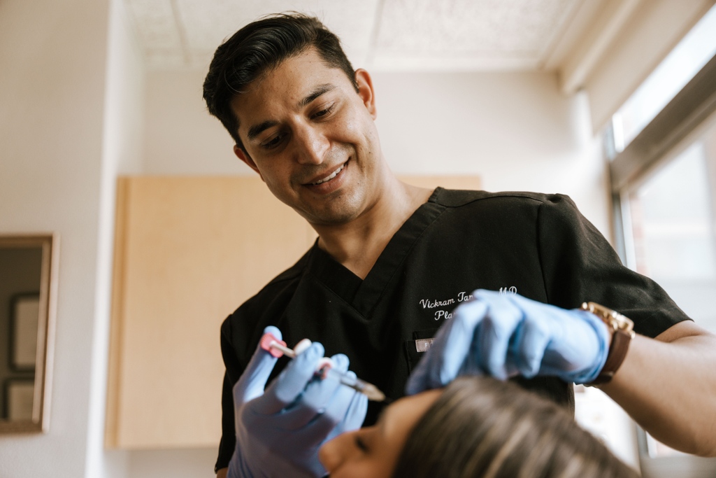 BostonFacialCtr's tweet photo. Meet expert breast surgeon, Dr. Vickram Tandon 🙌

Experience world-class care, tailored approaches, and a transformative breast augmentation that elevates your confidence.  💆‍♂️💎

Learn more: https://t.co/5KaAbkAZ8O

#FacialRejuvenationExpert #BostonCosmeticSurgeon #Boston https://t.co/yxnEnq8LRx