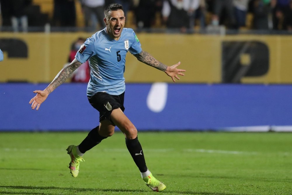 RodrigoRomano76's tweet photo. Matias Vecino fue reservado por la selección uruguaya. 

La idea de Marcelo Bielsa es que el jugador de Lazio le pueda dar prestaciones en la defensa como central y ya lo ha explorado con el futbolista en las charlas de análisis.

Vecino estuvo en los planes de Bielsa en la Fecha FIFA de junio justamente para verlo en campo en el rol de zaguero pero el jugador se lesionó y no pudo venir a Montevideo.

Con Uruguay, Matias Vecino acumula 67 partidos y marcó 5 goles.