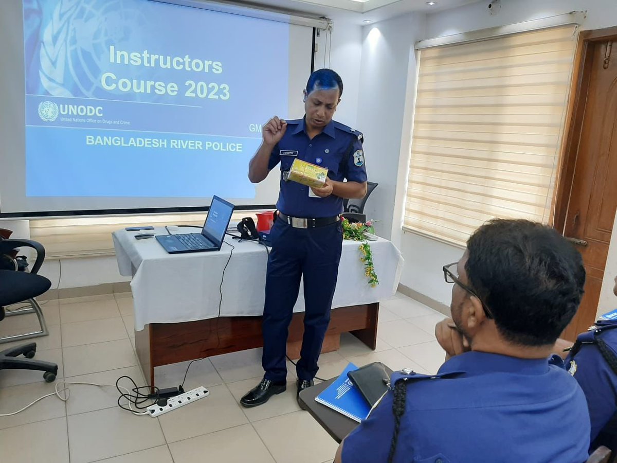UNODC_BMB's tweet photo. #KeepingOceansSafe 🌊🇺🇳 @UNODC_MCP in #Bangladesh🇧🇩 is conducting a Pierside #VesselSearch Techniques (#PVST) Instructor course for 04 #BangladeshRiverPolice officers, incl theo sessions on:
📃Lesson Plan Structures
📢Team building exercises
Funded by #Japan 🇯🇵
#BorderManagement https://t.co/G8aeNJBZ3F