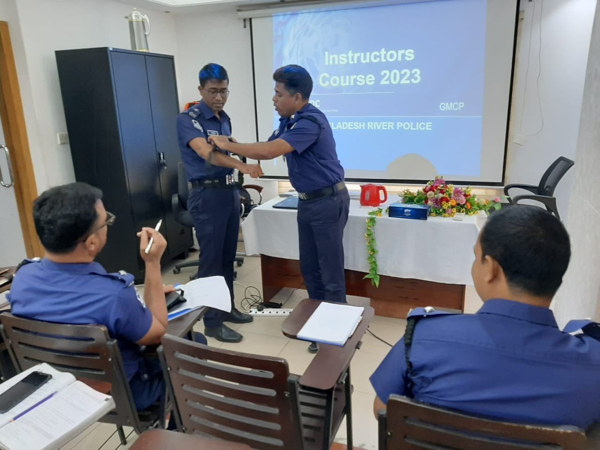 UNODC_BMB's tweet photo. #KeepingOceansSafe 🌊🇺🇳 @UNODC_MCP in #Bangladesh🇧🇩 is conducting a Pierside #VesselSearch Techniques (#PVST) Instructor course for 04 #BangladeshRiverPolice officers, incl theo sessions on:
📃Lesson Plan Structures
📢Team building exercises
Funded by #Japan 🇯🇵
#BorderManagement https://t.co/G8aeNJBZ3F