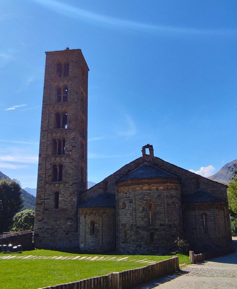 Hace unas semanas hicimos una escapada a la provincia de Lleida para descubrir el Vall de Boí con su conjunto de iglesias románicas declaradas Patrimonio de la Humanidad por la Unesco.

#lleida #tahull #valldeboi #taūll  #onelspirineustoquenelcel #dondelospirineostocanelcielo