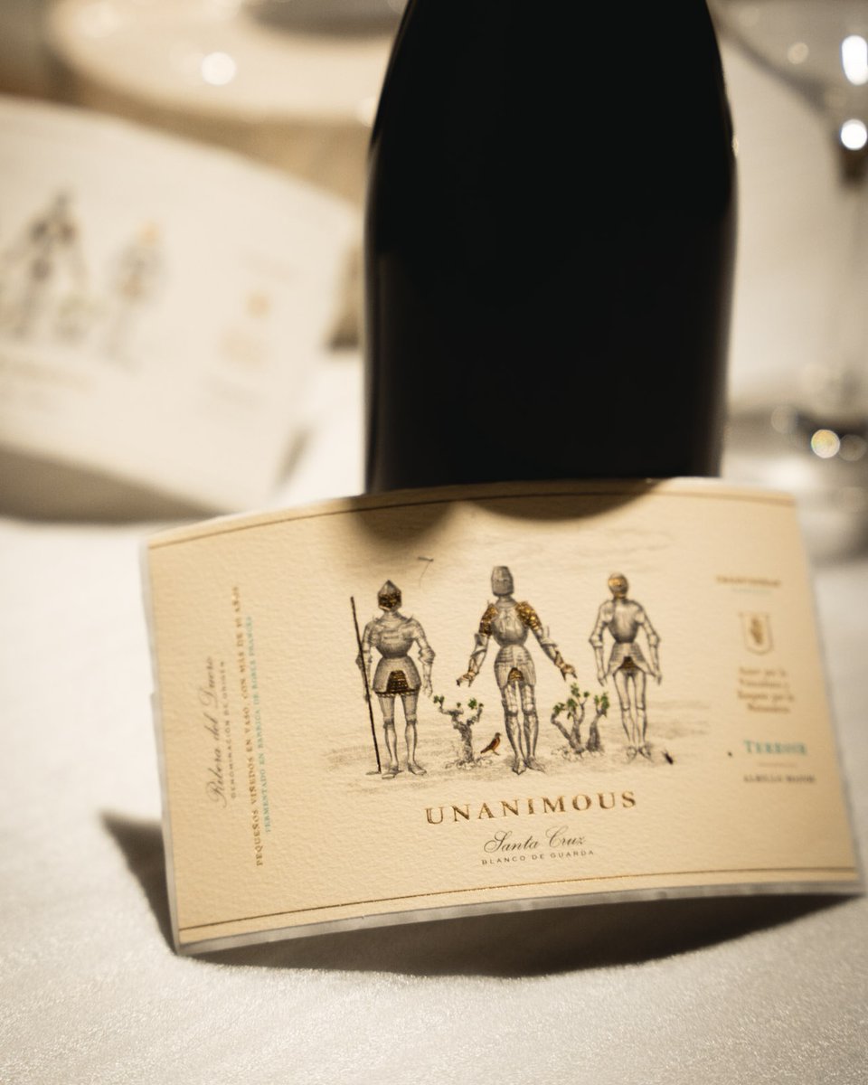 bodegas3piedras's tweet photo. Sentir el tacto de cada elemento que viste nuestros vinos. Vivir la parte artesanal y tradicional de cada proceso. Esto nos involucra en cada botella que elaboramos hasta hasta el último paso.

#BodegasTresPiedras https://t.co/LBrFhiSVAQ