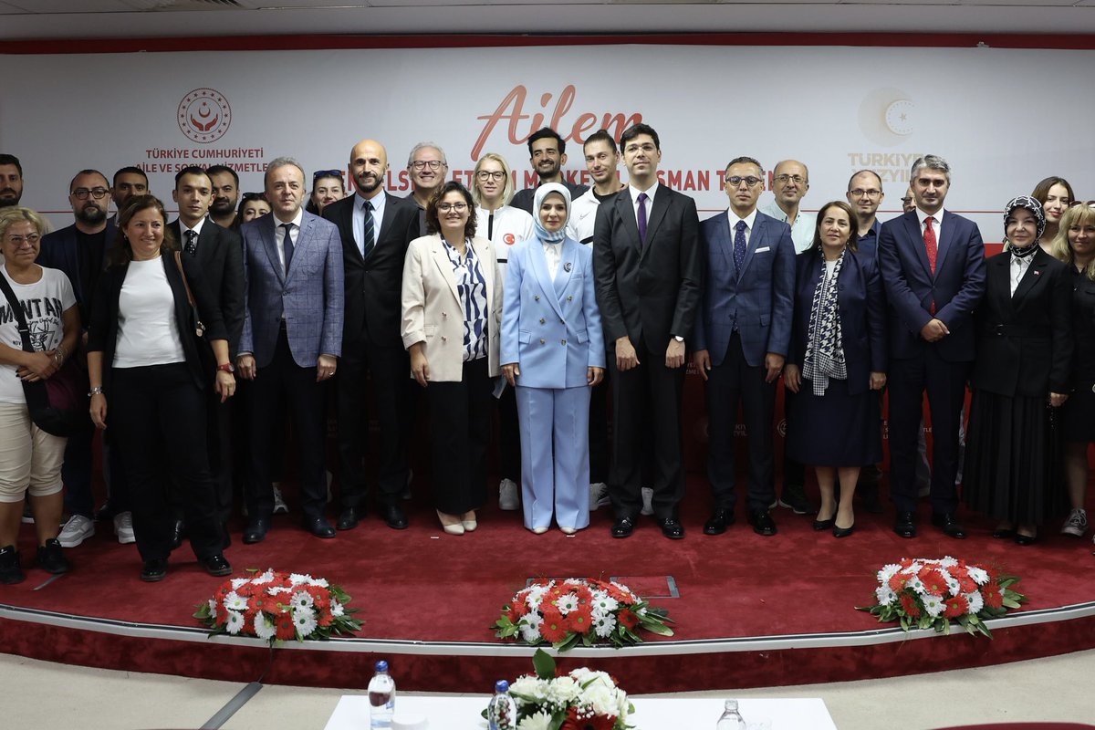 Engelli vatandaşlarımızın toplumsal hayata tam ve etkin katılımlarını sağlamak amacıyla birçok proje gerçekleştiriyoruz. Ailem Engelsiz İletişim Merkezi de bunlardan birisi.

Merkezimiz, çevrimiçi olarak sunduğu işaret dili tercümesi hizmetiyle işitme kaybı yaşayan